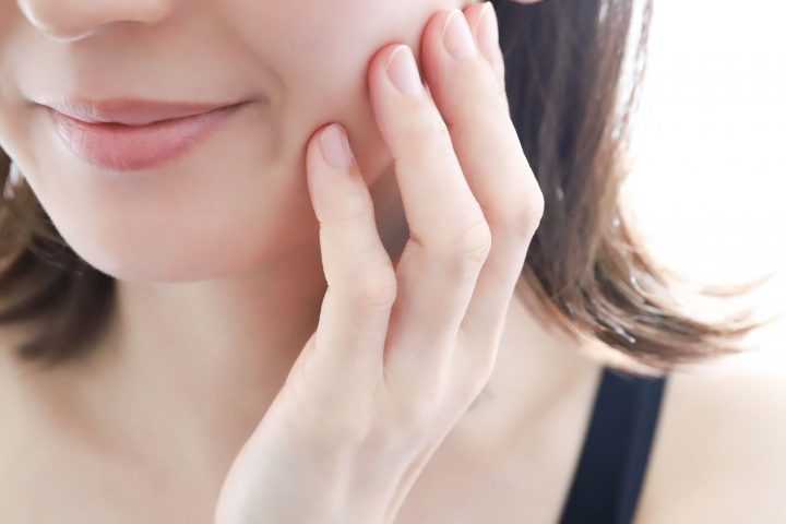 肌の状態をチェックする女性