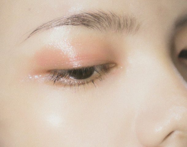 肌が綺麗な女性の目元