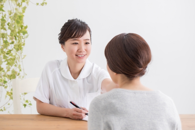 カウンセリングで説明を受ける様子